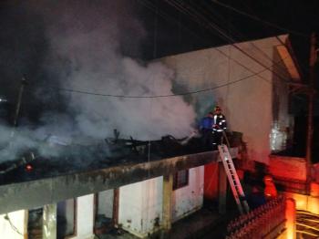 Diduga Korsleting Listrik, Rumah Pengusaha Papan Bunga di Rajabasa Hangus Terbakar